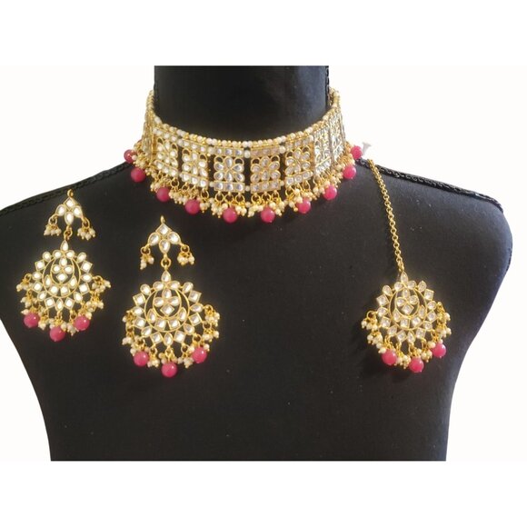 Aheli Kundan Studded Choker Necklace Earrings and Maang Tikka Set - Picture 4 of 7